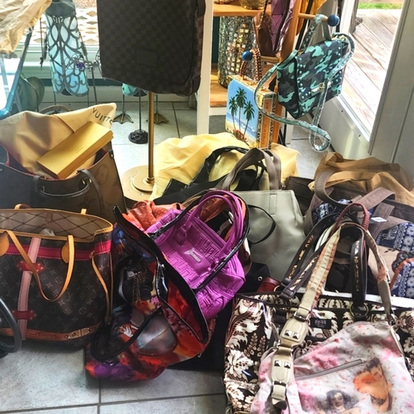 ESTRELLA "Uno1luv" Designer And Luxury Closet IS GOING LIVE - Picture 5 of 17